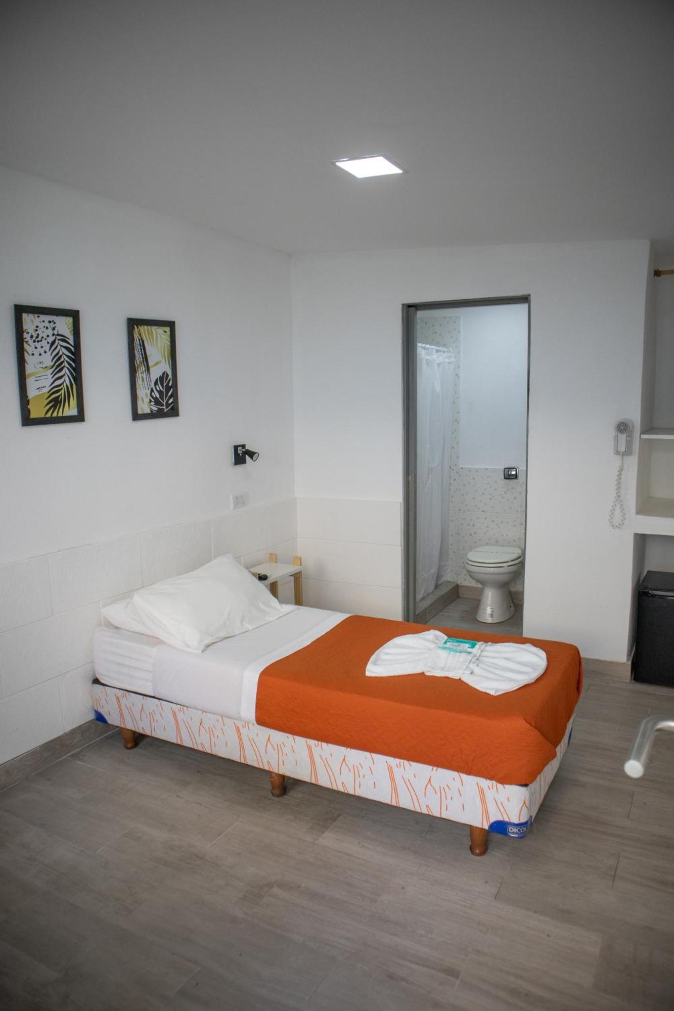 Aguila Blanca Hotel Вила Гесел Екстериор снимка